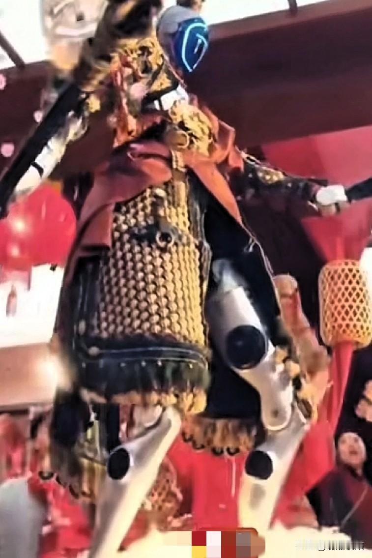 青鸟们说，“中国机器人表演功夫，是真人假扮，没啥看头，不如划手机。”
青鸟，黑熊