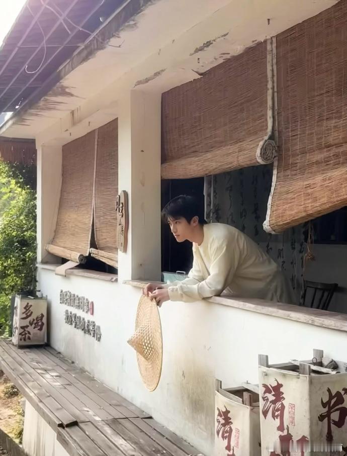 张康乐带着草帽晒太阳张康乐老了也是帅老头 张康乐这plog真舒适啊 