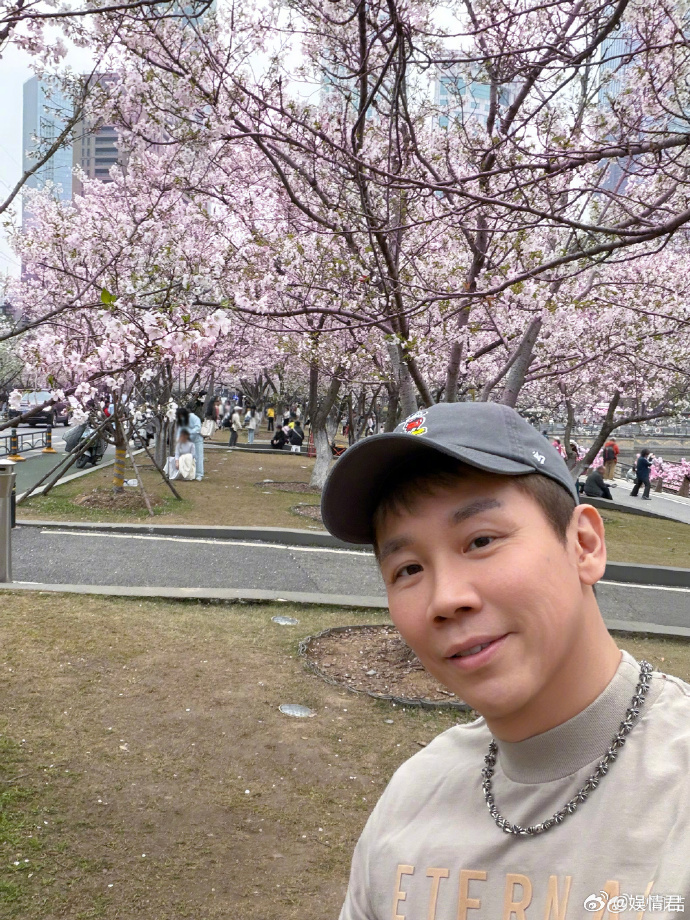 陶喆180度樱花自拍 谁懂啊！陶喆180度旋转拍樱花自拍🤣 跟我为了出片到处找