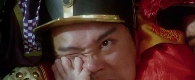 你敢信？
李嘉欣竟当众把脚趾塞进鼻孔！
还是周星驰逼的！
1992年拍鹿鼎记2，