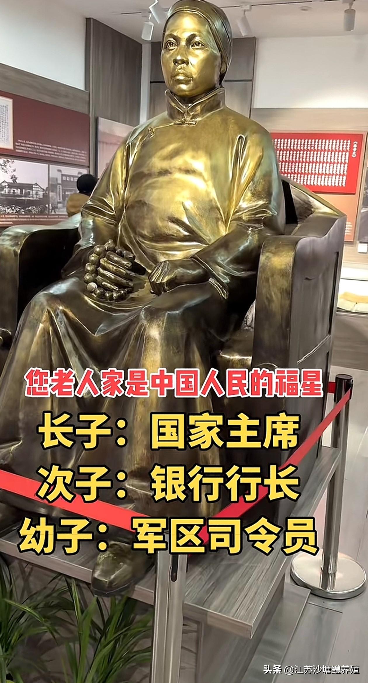 伟大的母亲，
英雄的母亲，
平凡中见伟大，
伟大中显平凡！
温柔体贴的母亲 劳碌