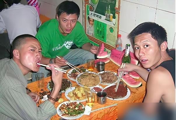 3位明星“苍蝇馆”小聚，素颜出镜，大西瓜搭配家常菜，简简单单，好吃不贵，满是人间