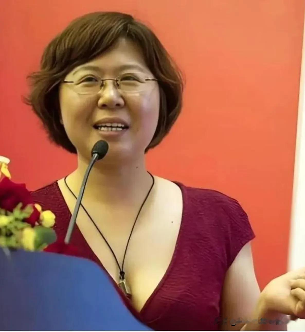 莫言女儿博士论文被举报涉嫌抄袭。莫言的女儿管笑笑，清华大学硕士毕业后，弄了个北京