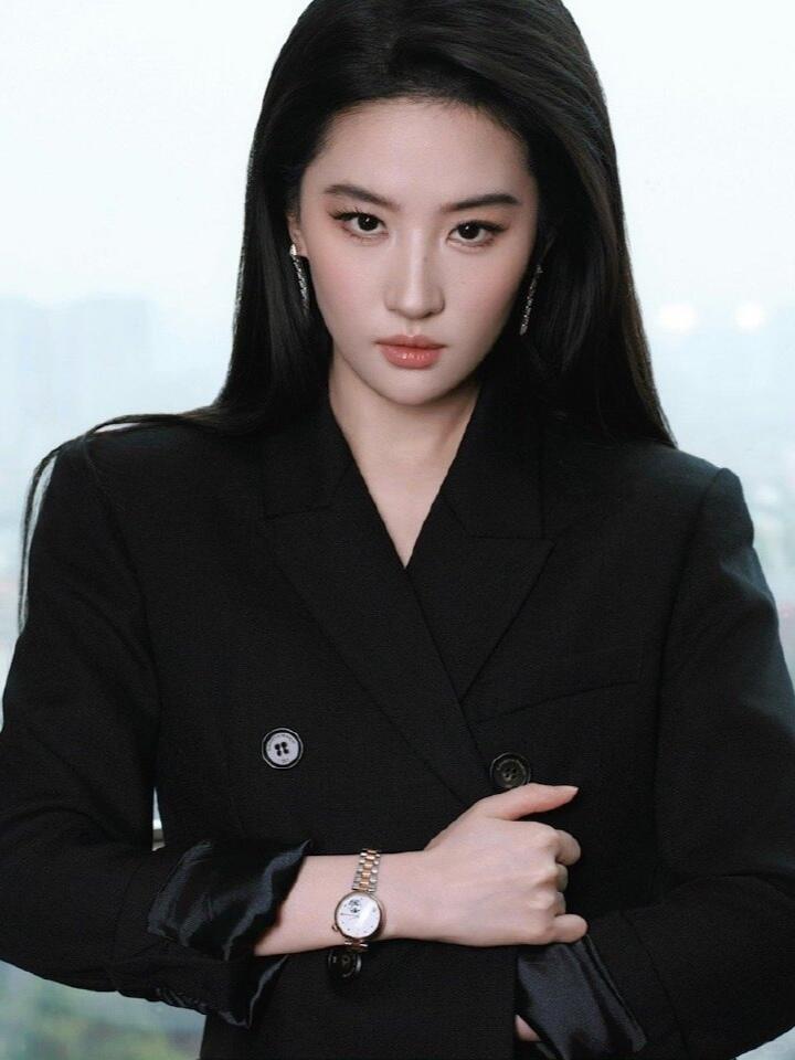 她最难得的，不只是出众的长相，而是那份疏离又清醒的状态。早期靠小龙女、赵灵儿成为