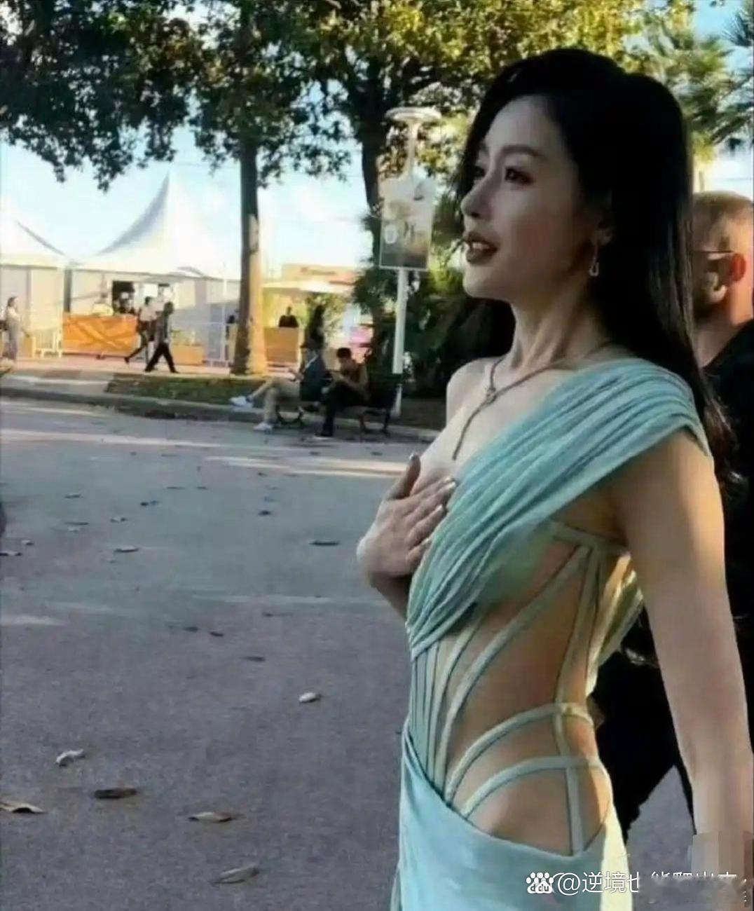 张天爱身形纤细利落，才能完美驾驭这套服饰。 