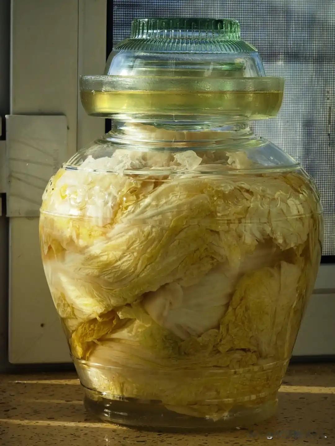 婆婆的传家腌菜坛裂了！竟因媳妇偷放冰箱  
三十年老坛今早豁了口。婆婆指尖抖着沾