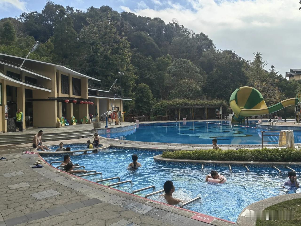 夏日清凉，山间泳池畅游，快来打卡吧！🌊👙👖
