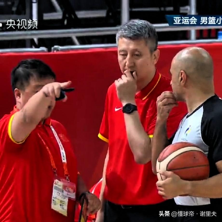 沙特主帅默默为中国男篮加油！垃圾时间博弈！菲律宾戏剧性收官，中国队本想放弃最后一