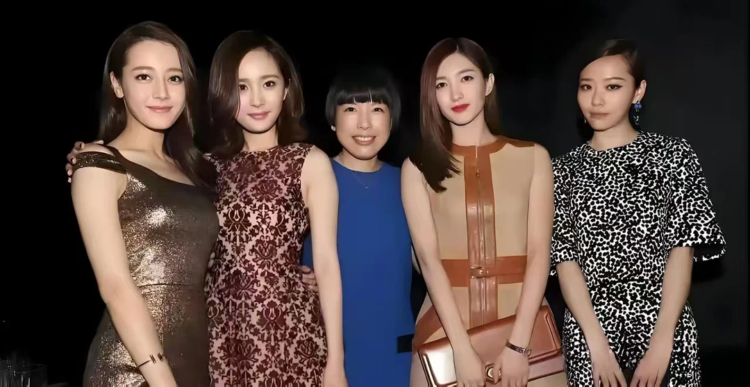 左边迪丽热巴、杨幂。右一是张靓颖。中间这两位是谁呢？