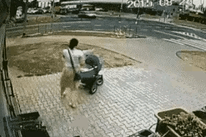 刷到这个视频，心里跟着百感交集。看评论区，各种说法都有。有人说这妈妈的反应是出于