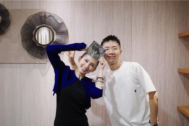 除了曲风转变，郑兴首度以金发造型现身，他希望新专辑不仅在音乐上有突破，也能在视觉