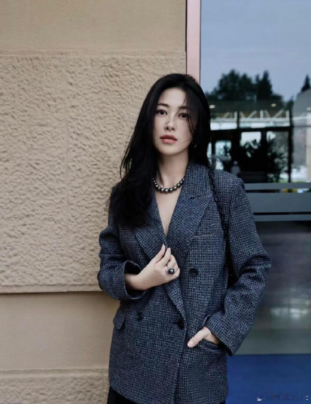 朱珠姐系穿搭的灵魂 朱珠能把再简单的衣服也穿出味道，关键就在于那份自带的松弛感。