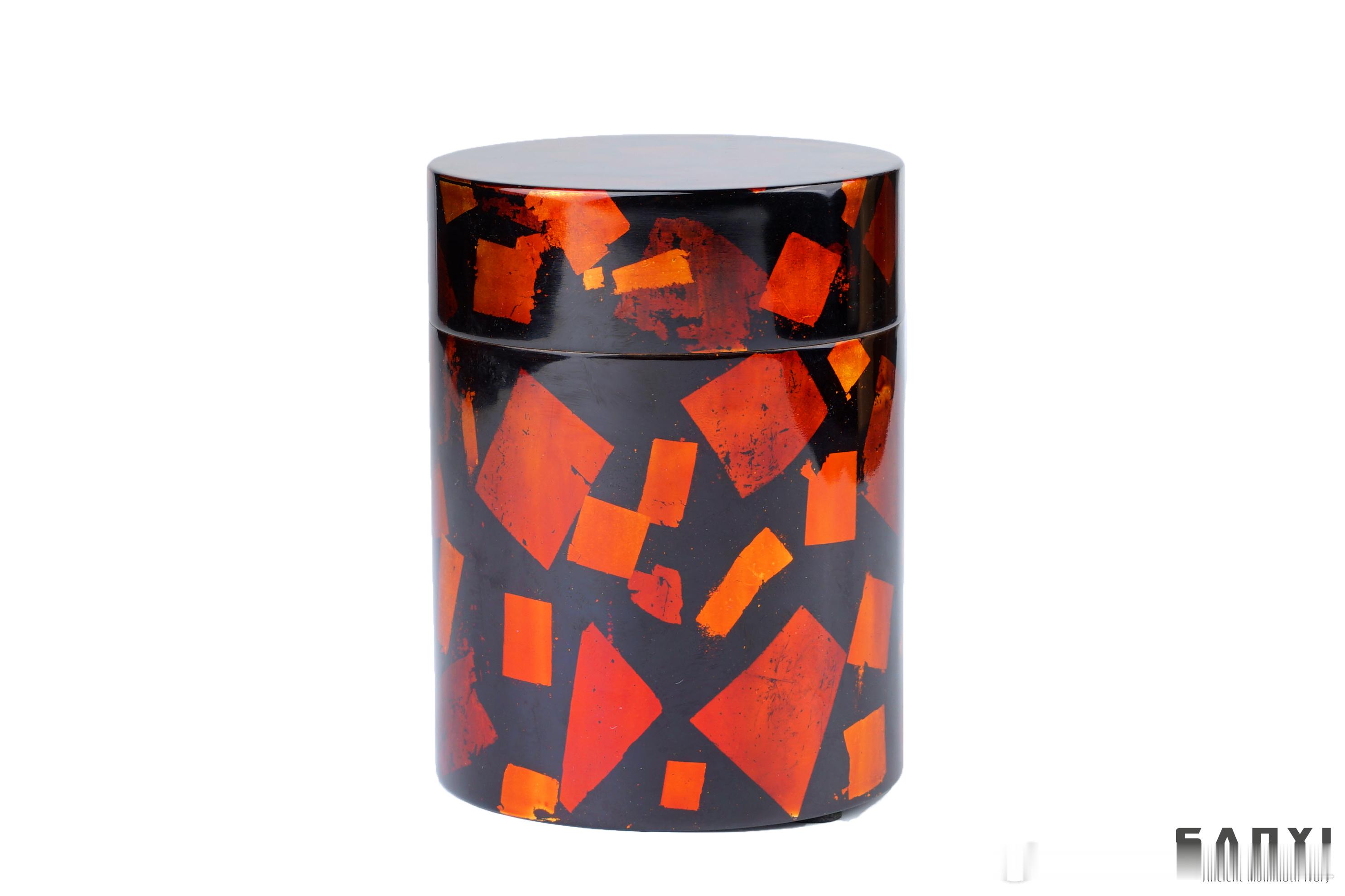 今天新出的银箔大漆茶罐，高级感十足的作品，从春天就开始做了，足足做了九个月才出来