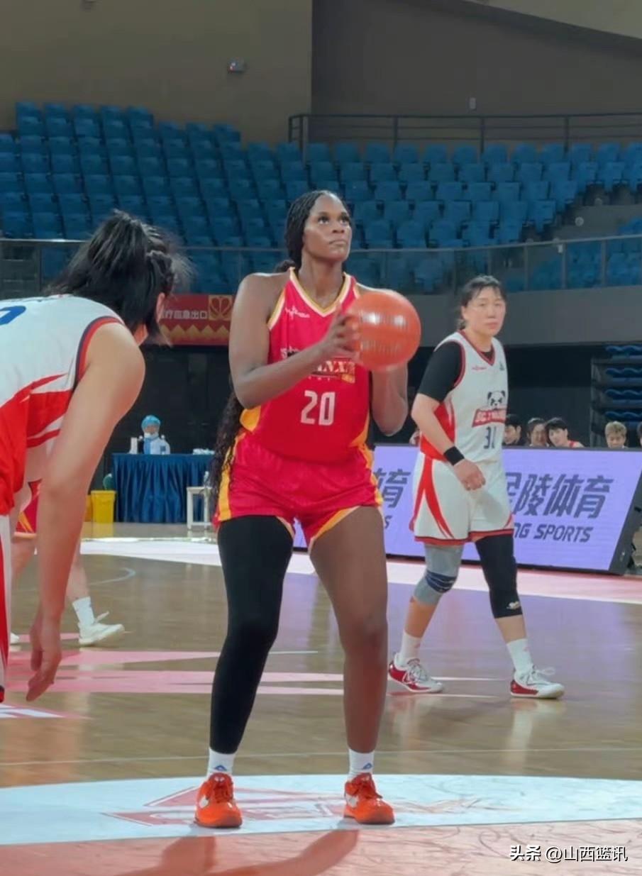 WCBA首届俱乐部杯半决赛来啦！山西女篮迎战新疆女篮。
首届女篮俱乐部杯半决赛有