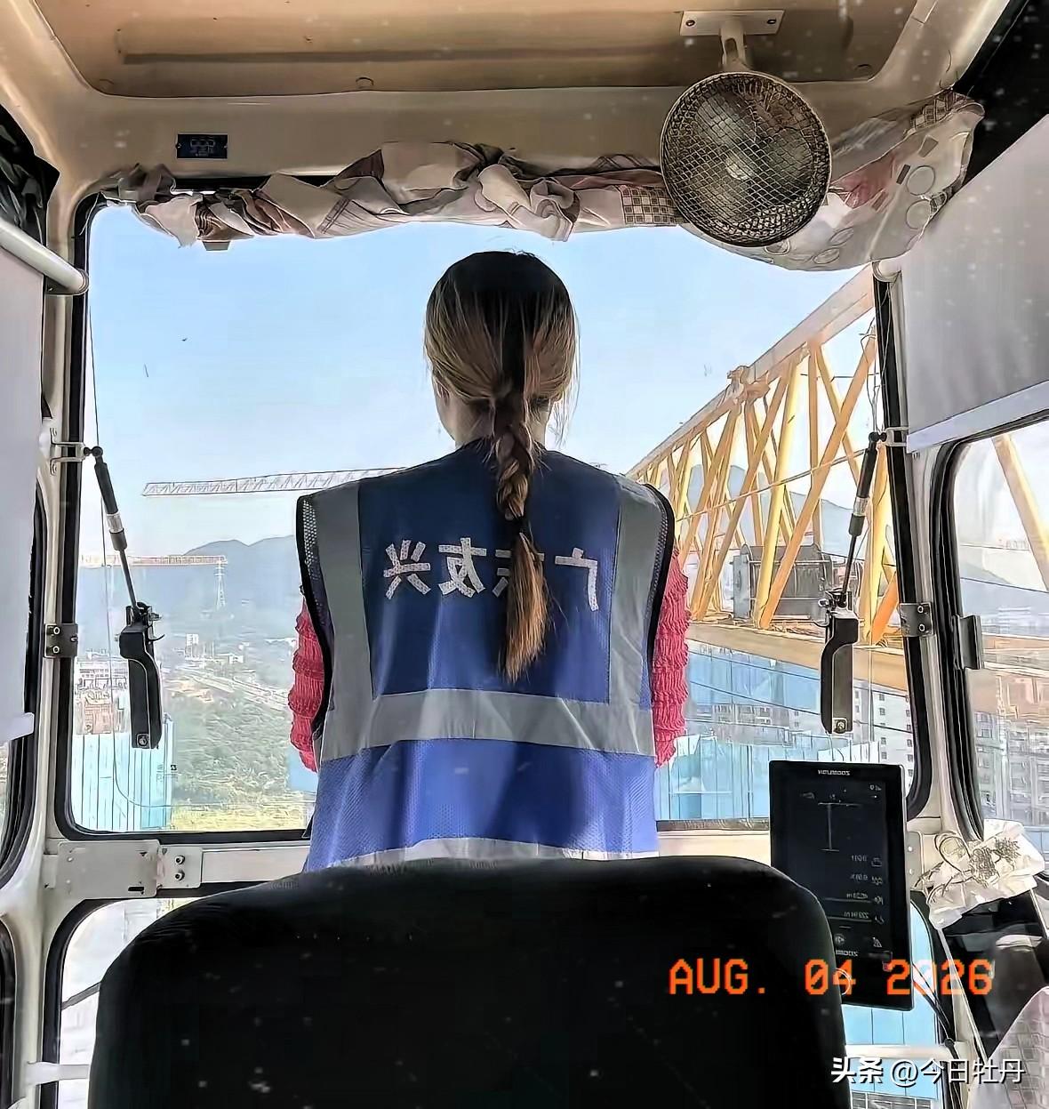 工地清退了一个塔吊女司机，四个月工资二万五一分没结。她没哭没闹，把安全帽扔进垃圾