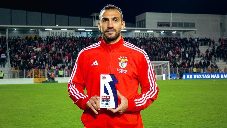 穆里尼奥开始数钱了，一个头球，一个左脚，一个右脚，即将28岁的虐菜天王，来自希腊