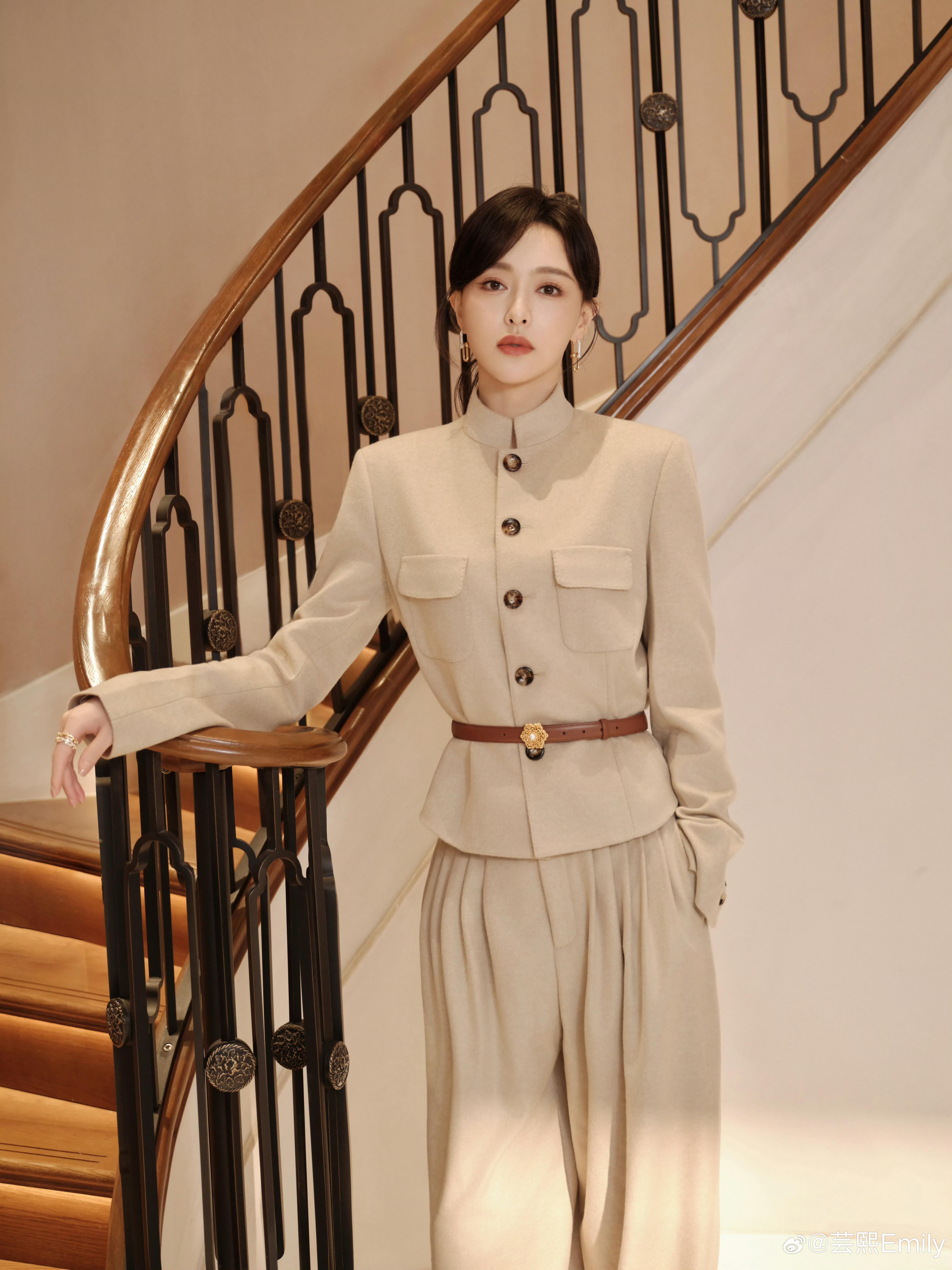 唐嫣 ✖️ 雅莹上海时装周看秀造型唐嫣雅莹2026春夏上海时装周看秀造型来咯，以