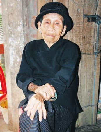 1941年，14岁的黄有良被10多个鬼子扒光衣服乱摸，她拼命反抗，惹得鬼子大怒，