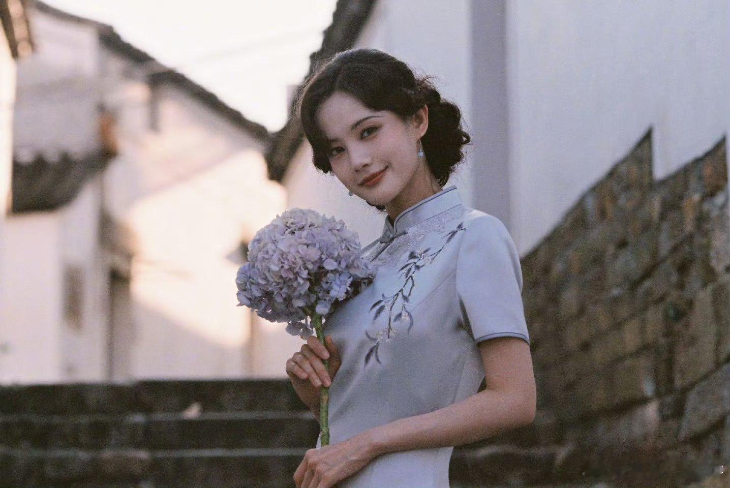 李一桐穿旗袍妈妈级别 旗袍的颜色衬得李一桐肤色如玉，她站在柳树下，柳条拂过肩头。