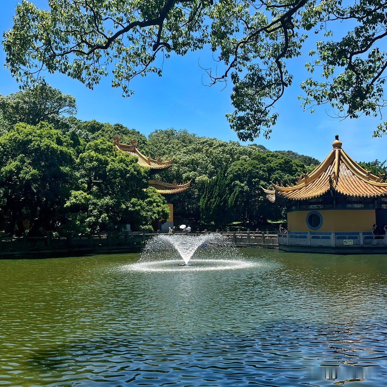 有人说：你月薪四千，对方月入四万，你主动请他吃饭，本质就是无效社交。

仔细想想