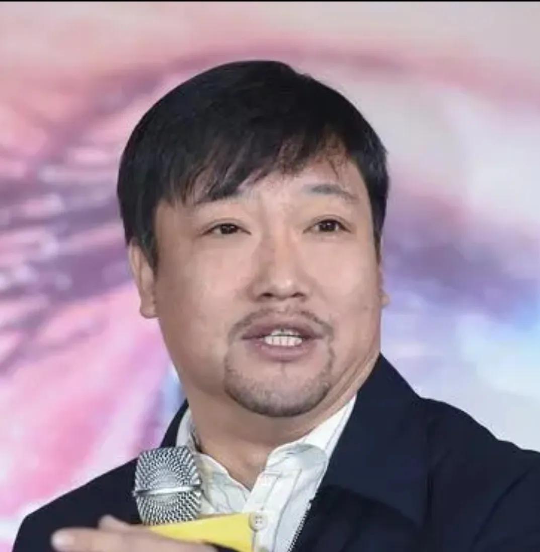 由贾冰主演的网络电影《无名之火》上线后，连续七天热度排名第一。他在片中饰演一个没
