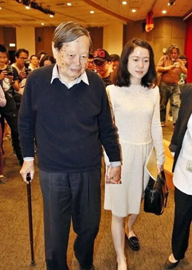 在一个安静的夜晚，101岁的杨振宁躺在床上，温柔地叫来了他47岁的妻子翁帆。翁帆