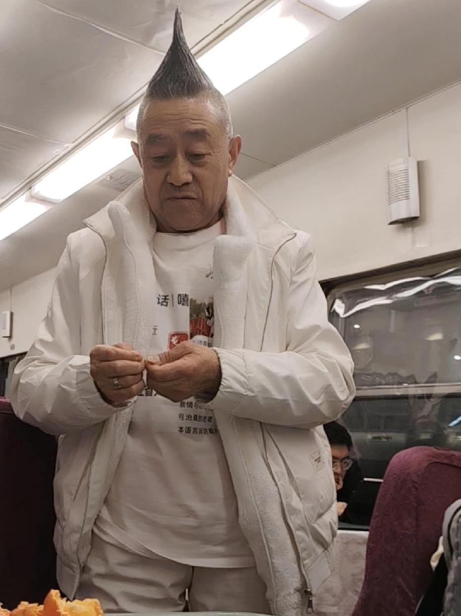 现在年轻人流行炫车炫房，可大爷们也有自己的“炫技”方式——晒发型。大街上常见的“