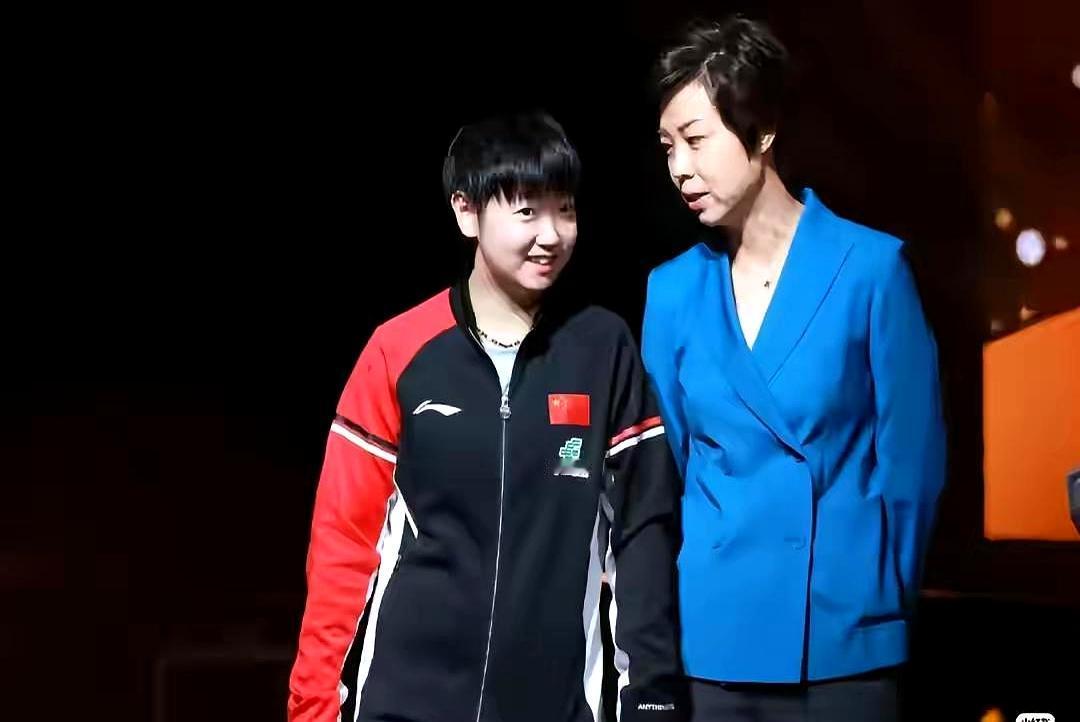 两届奥运，同一个人，同一块银牌。
 

女单决赛打完，所有人都担心她崩了。
 