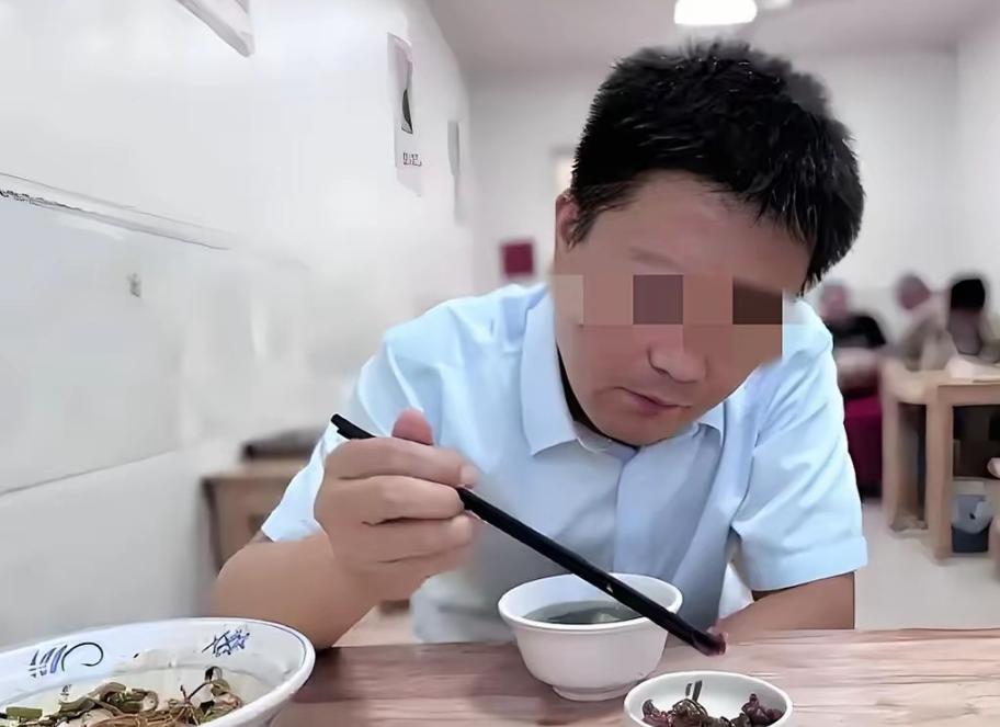 内蒙古，女子的丈夫病逝后，她收拾遗物发现丈夫在8年里给一面馆女员工转了11736