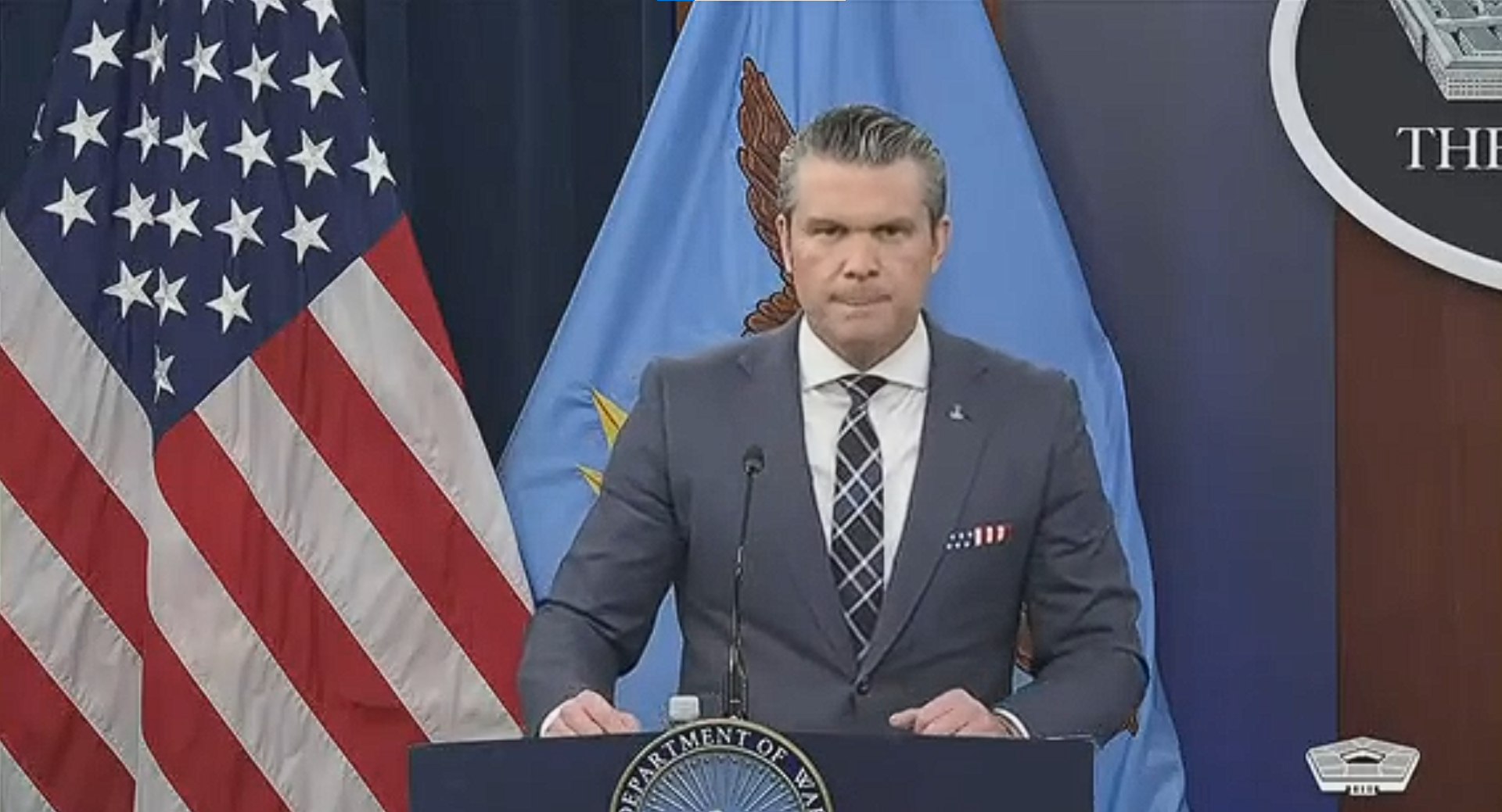 美国战争部长海格塞斯和参谋长联席会议主席凯恩正在就“史诗狂怒行动”举行记者会，吃