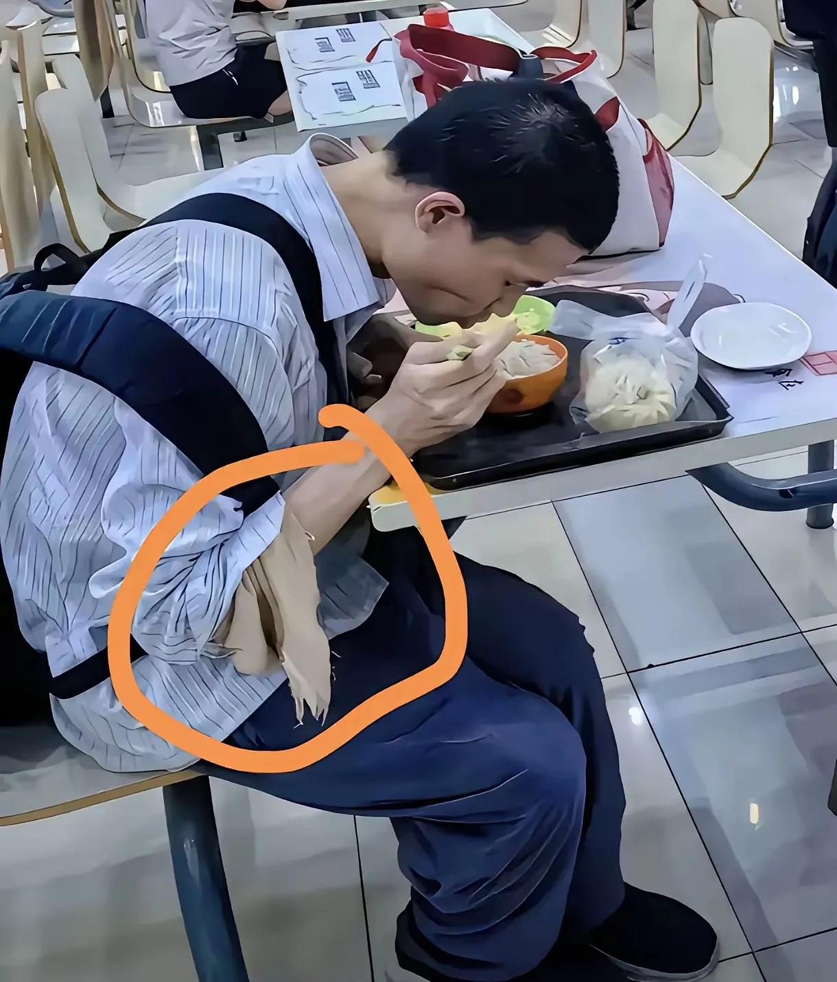 韦东奕（韦神）目前的生活状况和健康问题确实令人担忧！

韦东奕的父亲已去世，母亲