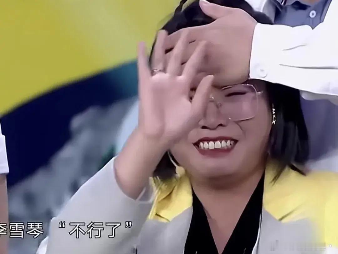 医生给李雪琴按穴位，“现在我按的这个穴位是风池穴。”李雪琴满脸痛苦，双手胡乱地挥