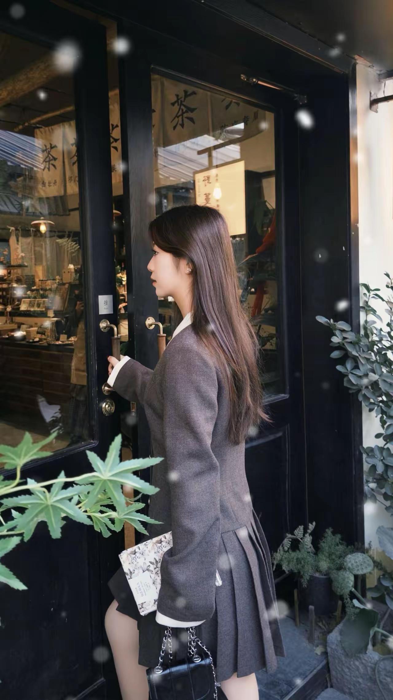 大雪纷飞，白雪皑皑银装素裹，短裙保暖丝袜搭配，年轻时尚，清纯可爱活泼动人