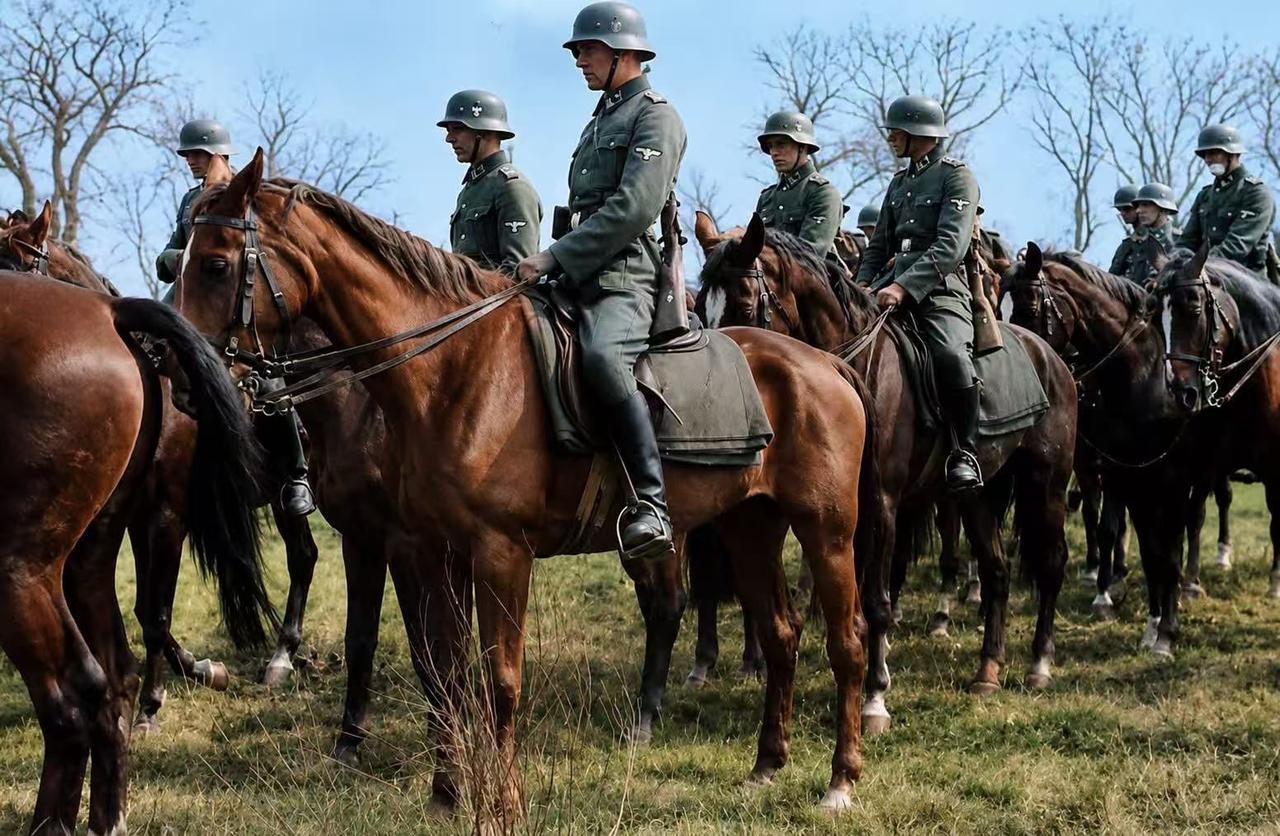 1940年，法国战役期间的德国骑兵，即便是德军，二战时期机械化程度也没有我们想象