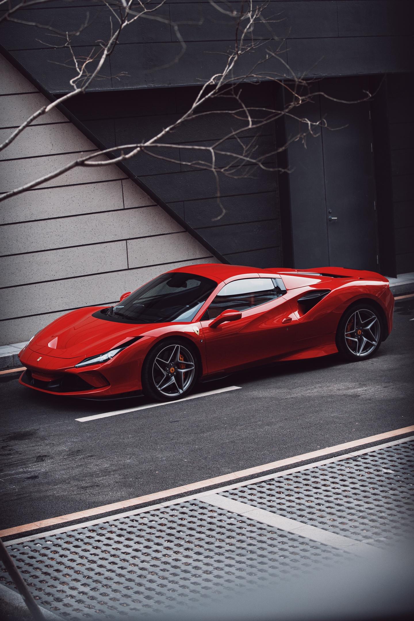 敞篷跃马。“女孩从不会在意你的法拉利是什么颜色”