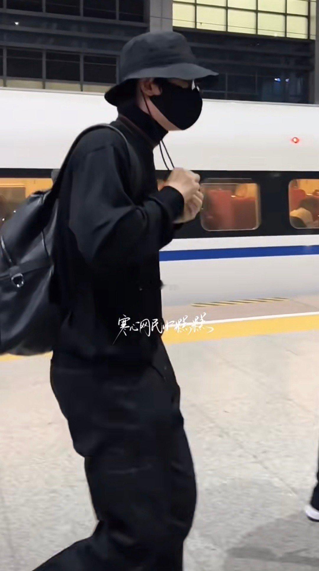 赴一场光影之约！朱一龙带着《志愿军存亡之战》的深刻演绎抵达厦门，李想牺牲前包裹小