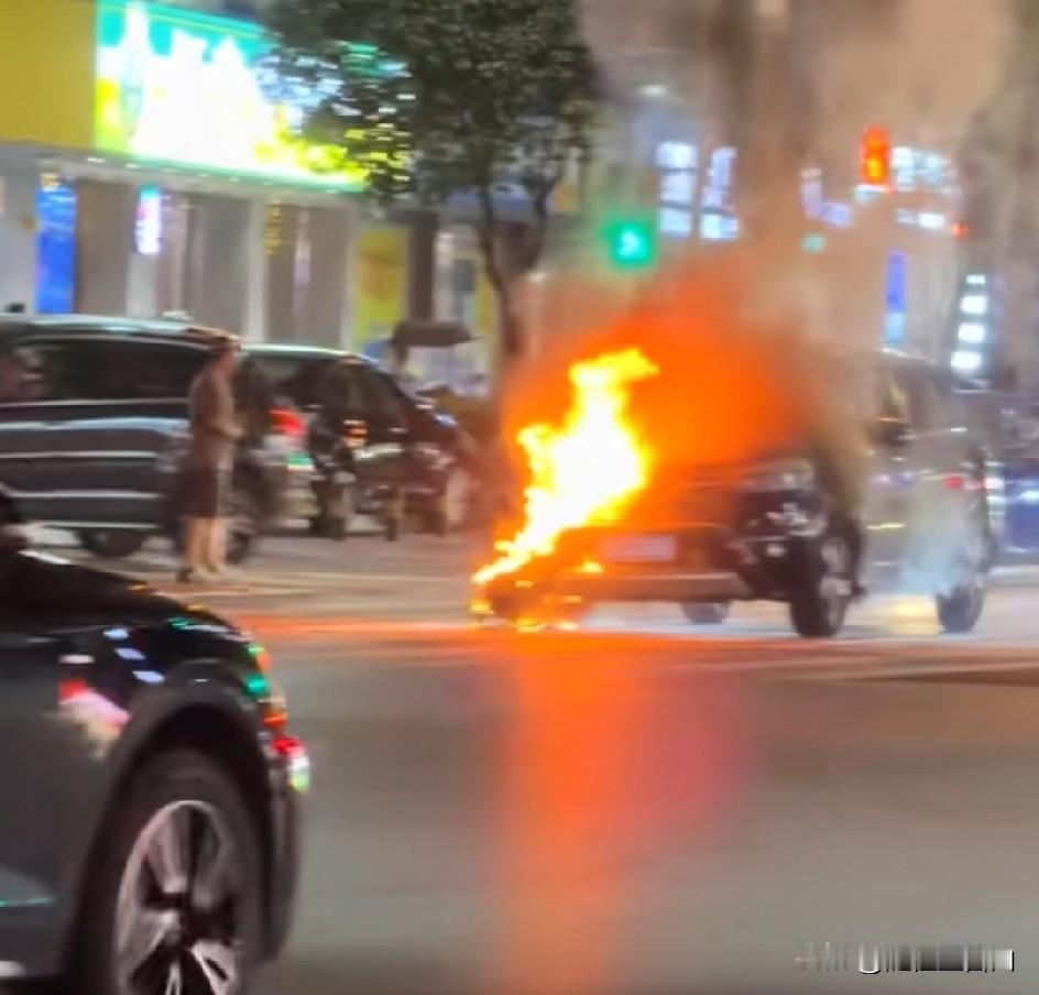 新能源汽车自燃是新闻，燃油车自燃是家常。为什么新能源汽车自燃，大家像打了鸡血一样