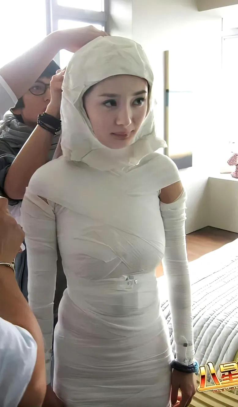杨幂的木乃伊装，
被封印的顶级身材！

