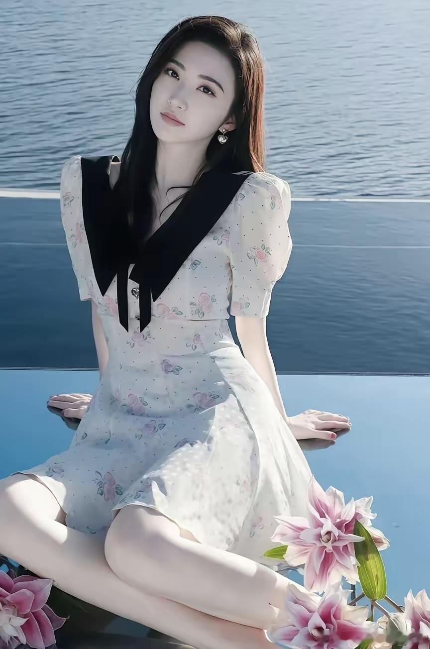 景田真是个神奇的存在。她的命格，在娱乐圈真找不出第二个。别人挤破头求角色，她16