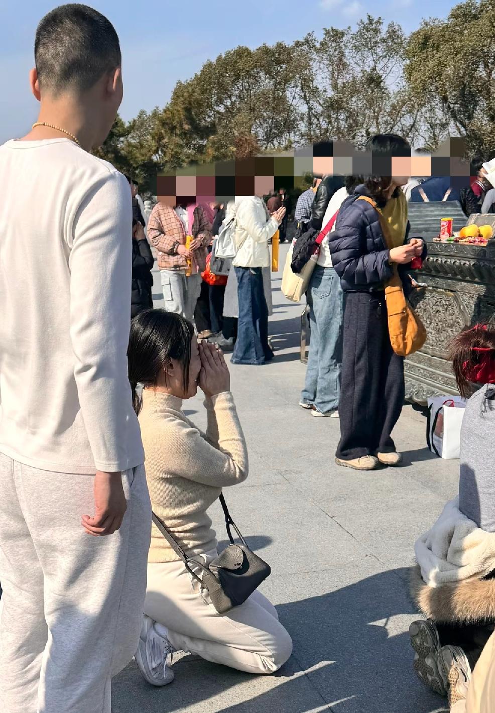 今天小络络爸爸妈妈来到了浙江舟山的普陀山，母子连心，在这里，她感应到了宝贝并没有