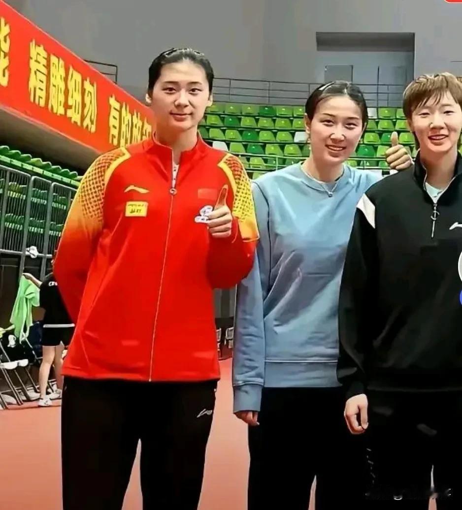 国乒“王曼昱”，人缘不错
﹍﹍
今天，看到国乒猛将王曼昱和几个队员的合影，笑得跟