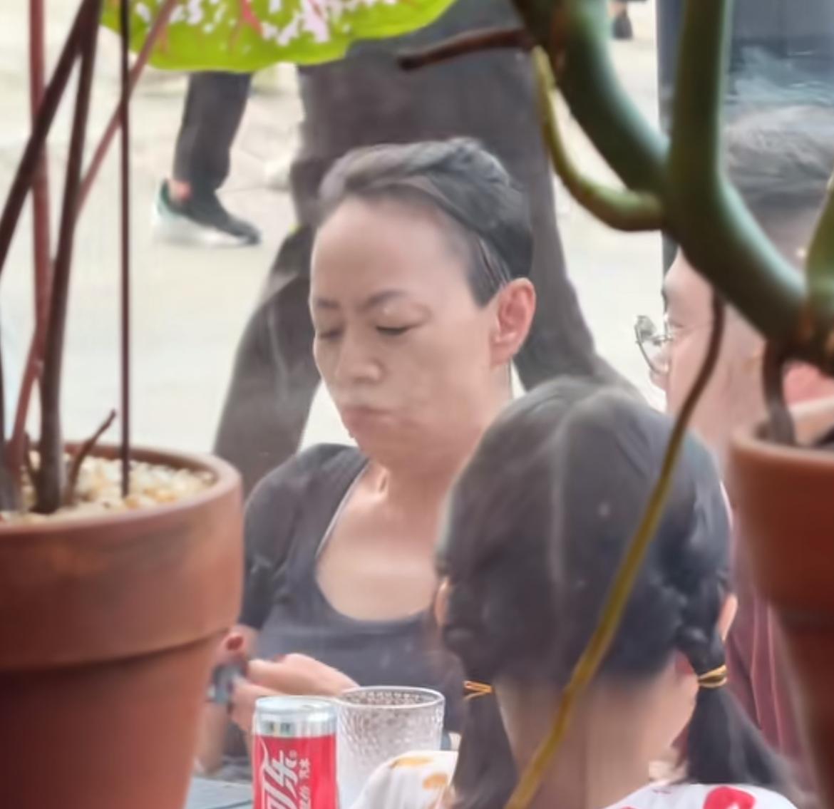 宋丹丹与儿子巴图以及孙子等人世贸聚餐
细节动作足可看出，她比前夫幸福多了，恐怕英