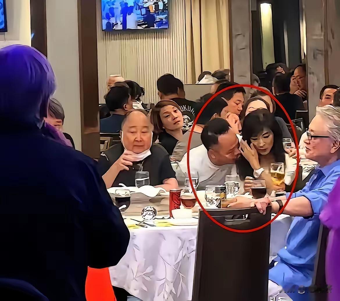 看完这段视频真的很感慨。
 
活动现场一名男子刻意凑近贴身，明显越界冒犯，换谁都