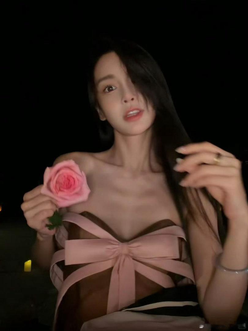 Angelababy 拿着一朵玫瑰随便摆两个造型就出片了，这谁不羡慕但姐姐也太瘦