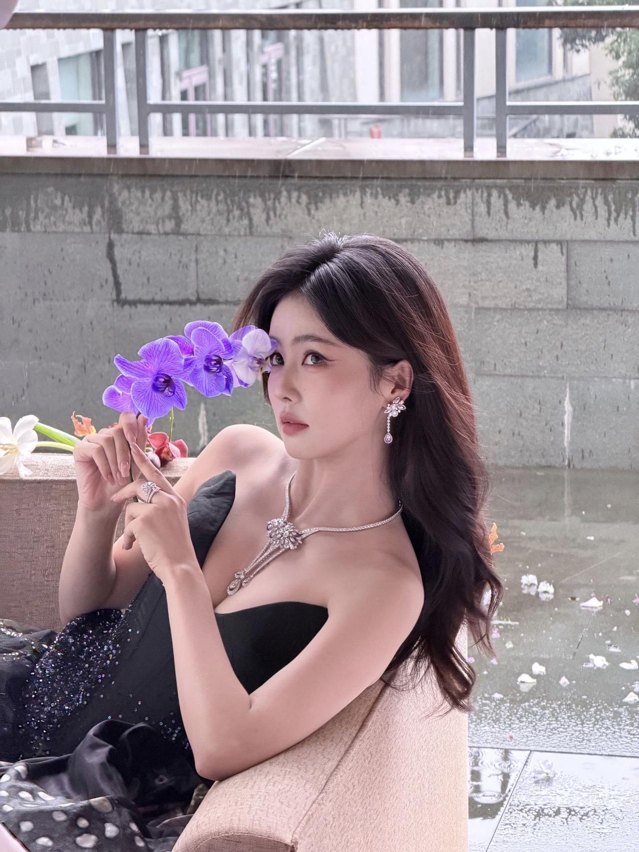 白鹿
雨丝斜斜，织着灰墙的网
你把一捧紫蝴蝶，别在指尖
黑裙上的碎钻，是昨夜未眠