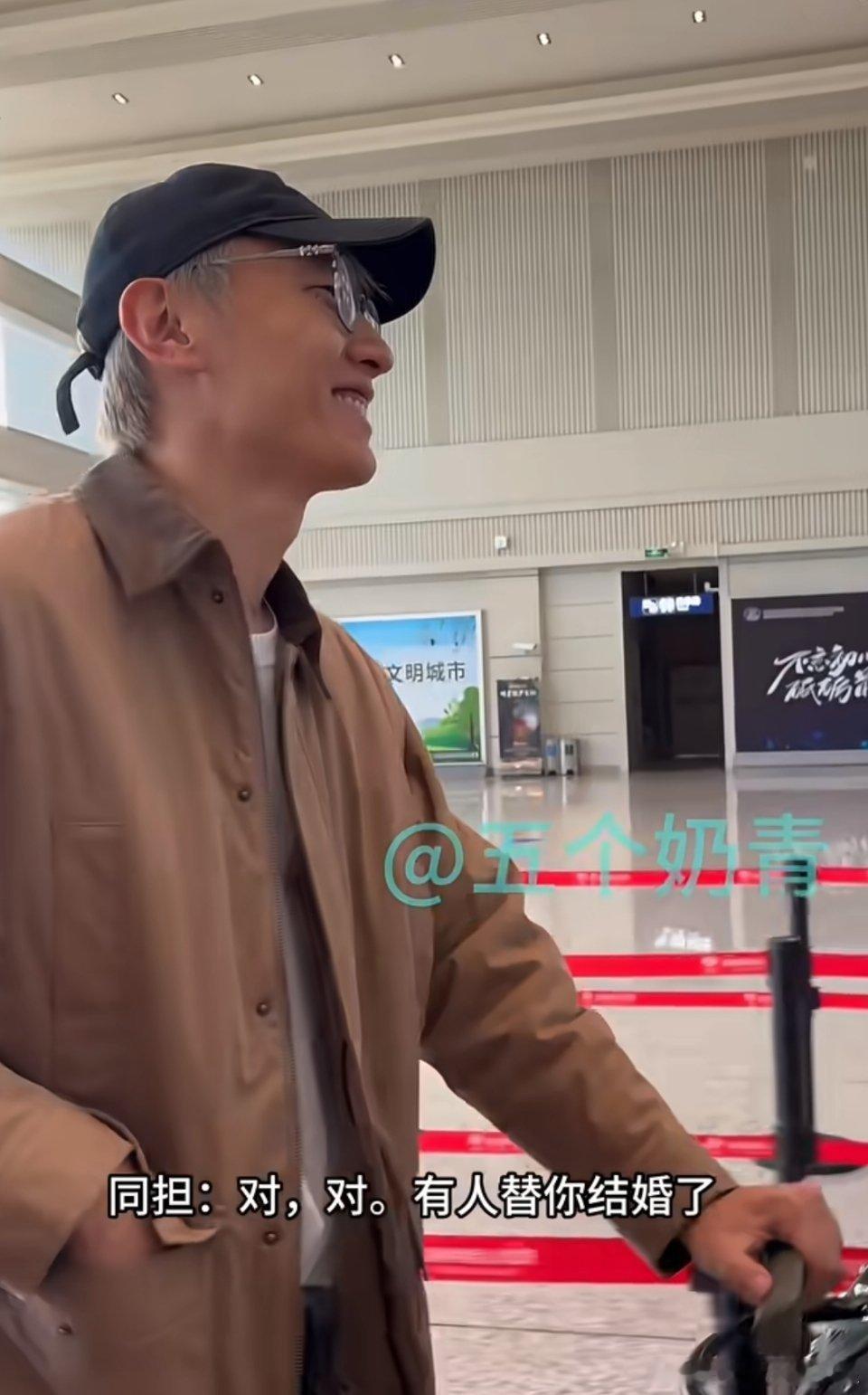 坏消息：结婚了。好消息：没参加。哈哈哈，太搞笑了[允悲]粉丝：你上网了吗最近？王