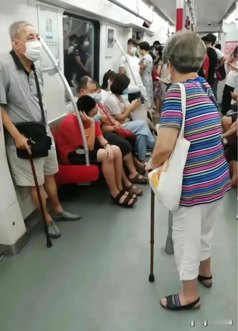地铁里这一幕，看着好让人心酸！即便是上下班高峰期，即便是年轻人，劳累在先。

但
