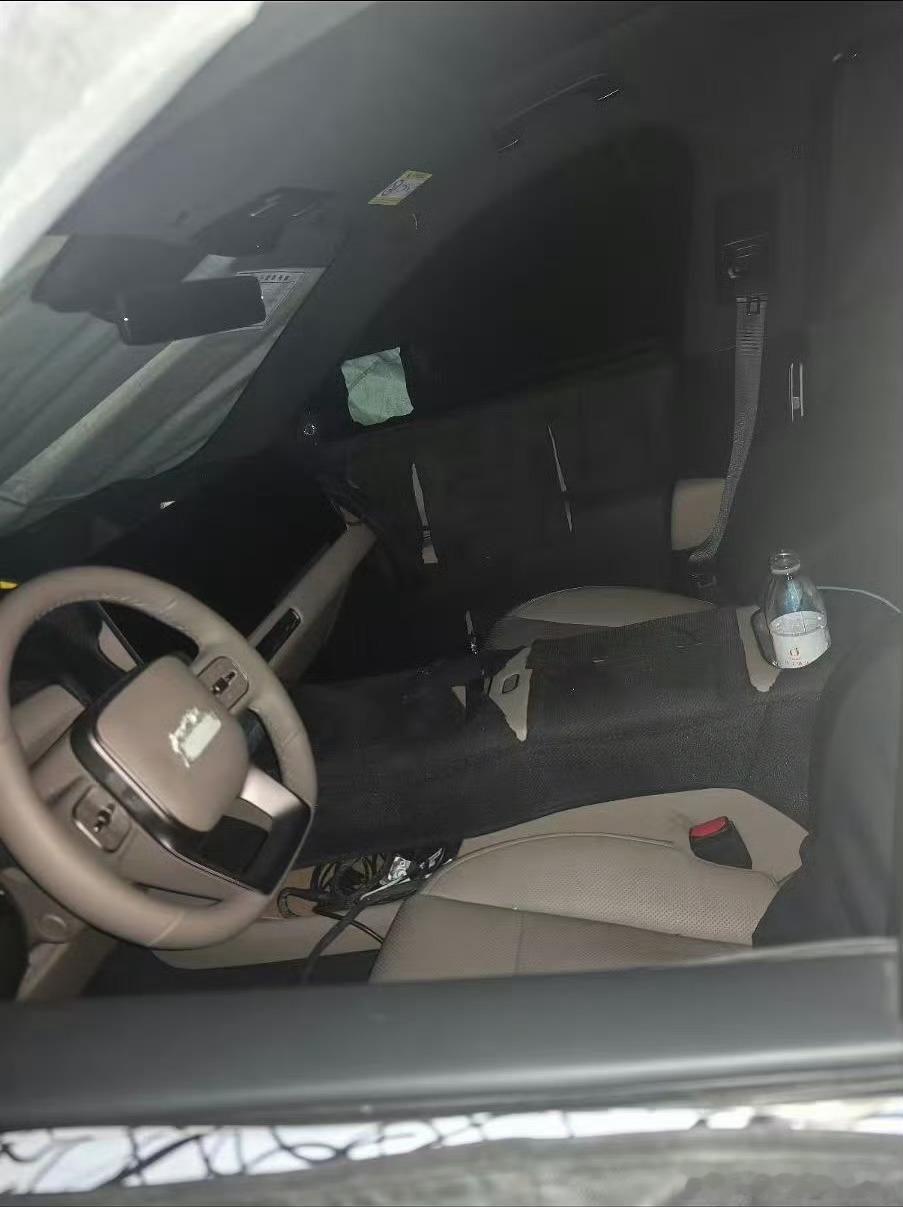 疑似26款理想L9内饰谍照～1、取消了方向盘小屏估计是有更大的AR-HUD，小屏