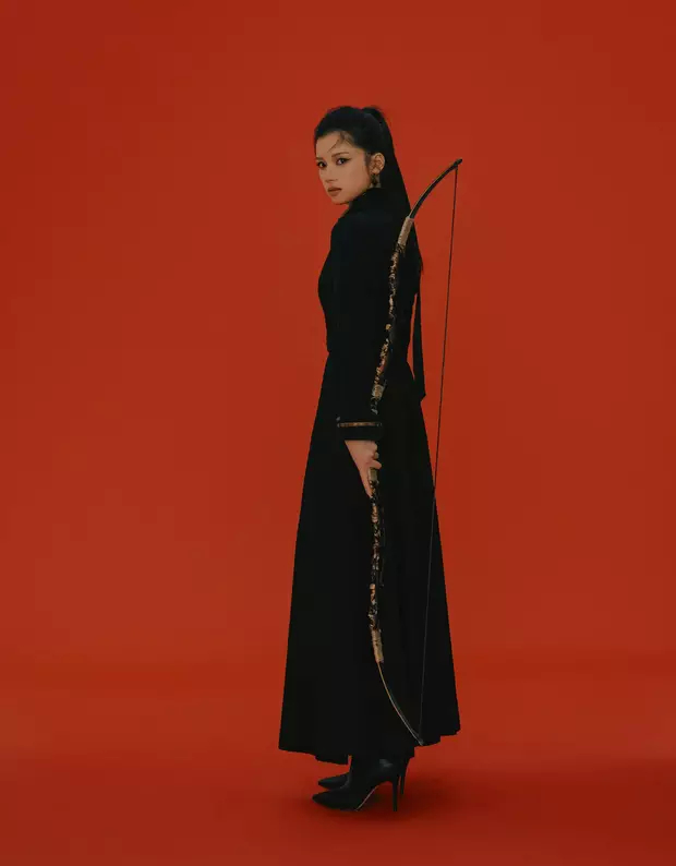 张婧仪穿黑色长裙化身剑客侠女，手拿剑鞘眼神坚毅凌厉，扎高马尾酷飒帅气 ​​​