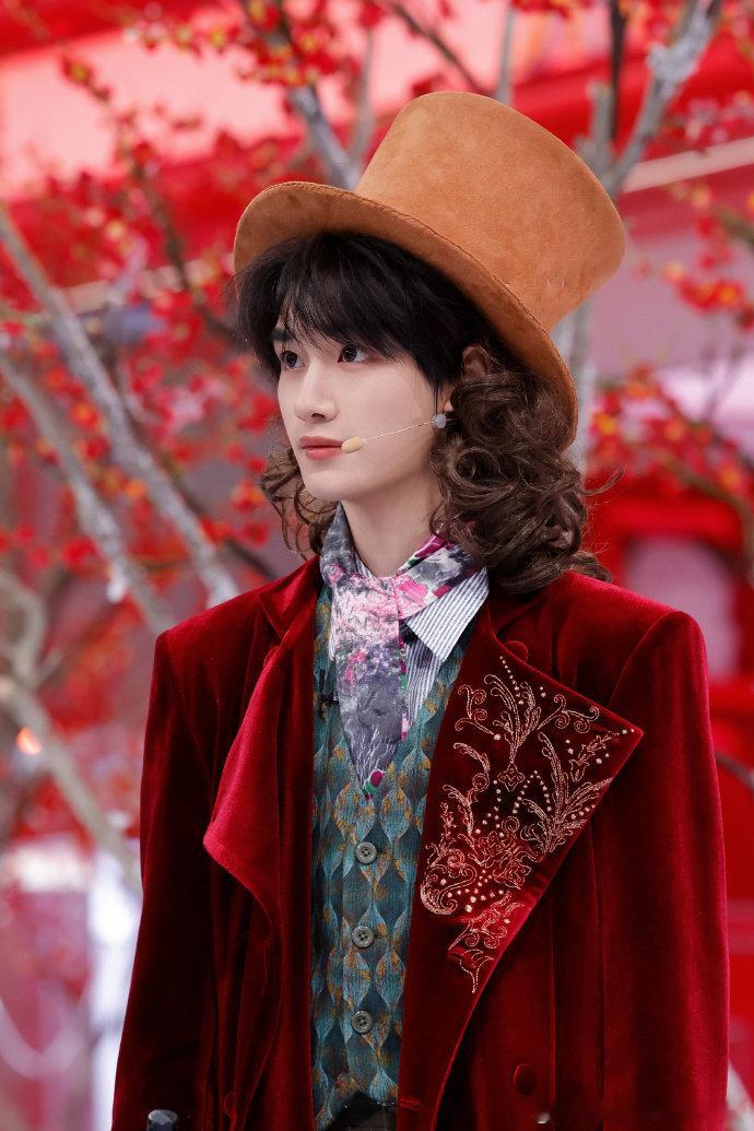 丁程鑫的造型适配度真的绝了！红色礼服的贵气 + 白色西装的清爽，每一套都超甜超美